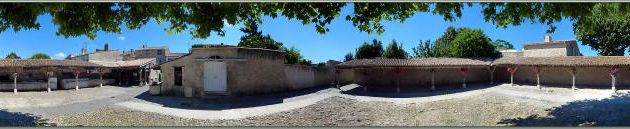 Vue panoramique à 360° de la place du marché style médiéval de La Flotte-en-Ré - Île de Ré - 17