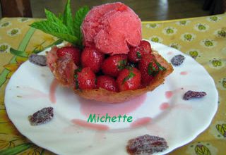 Tuile à  la fraise, sorbet et salade de fraises