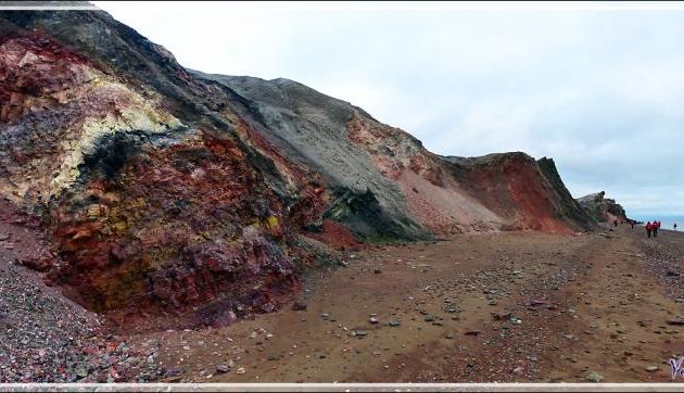 La falaise colorée de Smoking Hills (Smoking Hills's colorful bluff) - Cape Bathurst - Territoires du Nord-ouest - Canada