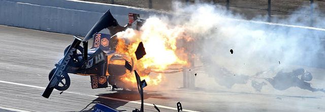 Son dragster explose et prend feu en pleine course - VIDEO