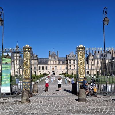 Château de Fontainebleau : depuis la cour du Cheval Blanc (ou cour des Adieux)
