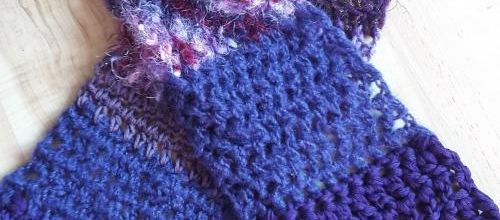 Une écharpe violette crochetée