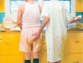 Papy et mamy font la vaisselle