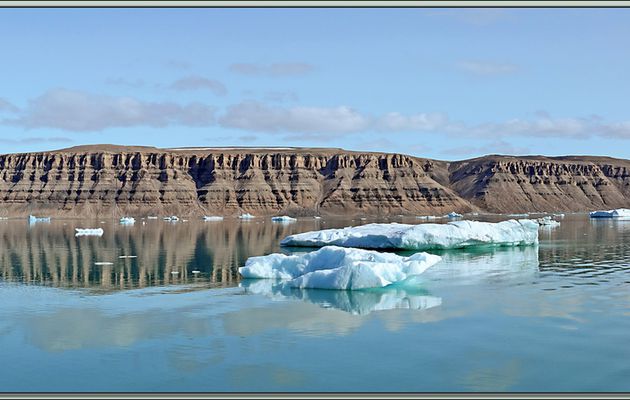 Navigation dans Croker Bay en direction de Dundas Harbour - Devon Island - Nunavut - Canada