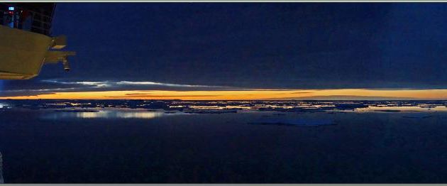 04/03/2022 : 3 h du matin, au loin, le ciel, dans une trouée des nuages, est jaune-orangé. Avec le jour, la neige se met à tomber, de plus en plus drue - Mer d'Amundsen - Antarctique