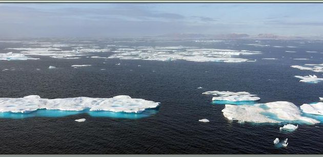 Les vestiges de la banquise offrent un superbe spectacle tant en formes qu'en couleurs - Mer de Baffin