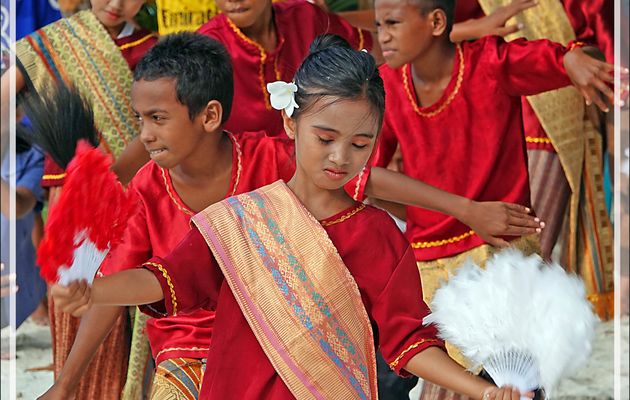 Accueil par des chants et danses locaux sous la houlette du chef du village - Ngurbloat Beach - Tual Island - Pulau-pulau Kei - Moluques - Indonésie