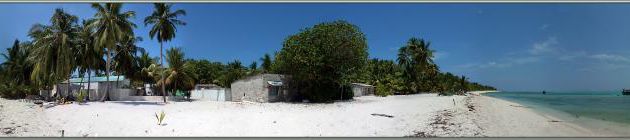 La plage et le lagon de Mandhoo : de loin ils donnent envie, mais de près peut-être un peu moins... - Atoll d'Ari - Maldives 