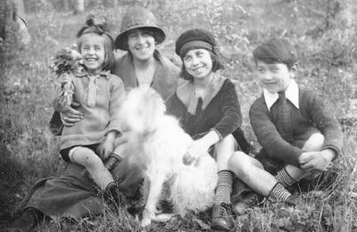 Dominique (à gauche de la photo), sa mère (Esther), son frère (Denys) et sa soeur (Françoise)