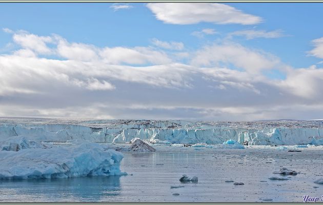 Au ralenti, le navire zigzague au milieu des icebergs - Negribreen - Spitzberg - Svalbard - Norvège