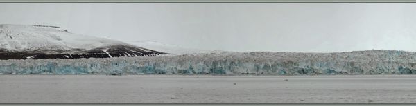 Un grand panorama de ce beau glacier (qui a été difficile à créer à cause du déplacement du navire) suivi de vues plus rapprochées prises depuis le navire Exploris One