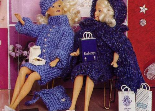 Barbie fait du shopping ,en manteau tricot