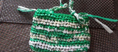 Une pochette crochetée pour transporter un livre