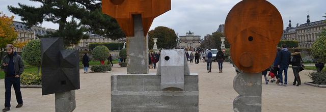 Jardin des Tuileries : FIAC 2016 : "Kopf und Körper Paris" de Michael Sailstorfer