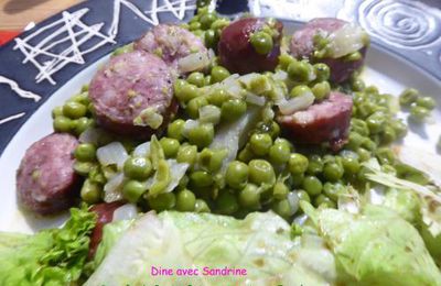 Un Ragoût de Petits Pois et Saucisses Fumées