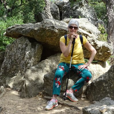 Le Dolmen de la Cova de l'Alarb et le château de Valmy à Argelès-sur-Mer.