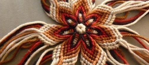 Une fleur tressée façon bracelet brésilien