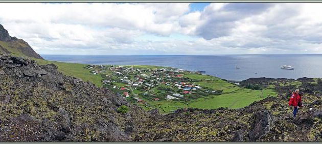 La descente, comme souvent, s'avère plus difficile que la montée, et toujours la vue splendide sur Edinburgh of the Seven Seas avec le Lyrial à l'ancre - Tristan da Cunha