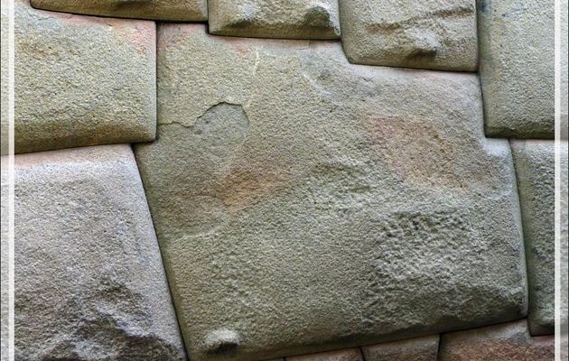 La célèbre Pierre à 12 Angles (Hatun Rumiyoc) - Calle del Triunfo (Sunturwasi) / Calle Hatun Rumiyoc - Cuzco - Pérou