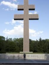* 2020 année de Gaulle - À Montcornet, Macron invoque "l'esprit français qui jamais ne se résout à la défaite"
