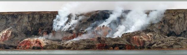 Escale terminée, un dernier coup d'œil sur ces merveilleuses "Collines Fumantes" avant l'appareillage de l'Austral - Smoking Hills - Cape Bathurst - Territoires du Nord-ouest - Canada