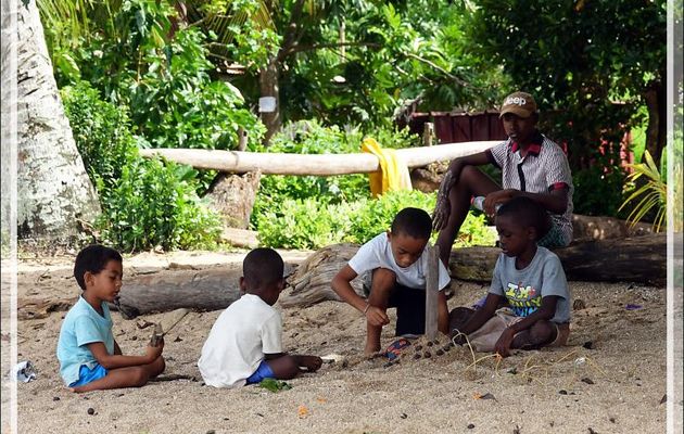 Jeu local à Antanambe (ou Antanabe) - Nosy Sakatia - Madagascar