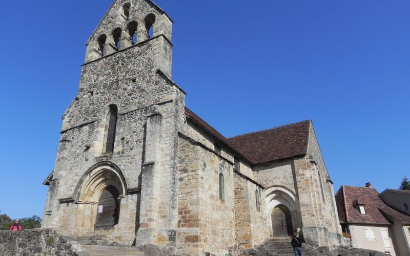 l'église sous un ciel bleu