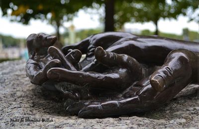 Jardin des Tuileries : The Welcoming Hands de Louise Bourgeois
