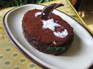 Gâteau au chocolat garni d'une pâtissière au chocolat et de confiture de clémentine