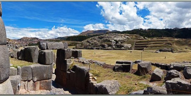 Panorama sur la Colline Rodarero vue du sommet de la forteresse Sacsayhuamán - Cuzco - Pérou