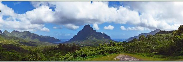 Panorama vu du Belvédère : Le Mou'a Roa (880 m), la Baie d'Opunohu, le Rotu'i (899 m), la Baie de Cook, le Mou'a Puta (830 m) - Moorea - Polynésie française
