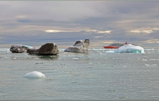 C'est parti pour l'approche, en Zodiac, des diverses parties du glacier Negribreen - Spitzberg - Svalbard - Norvège