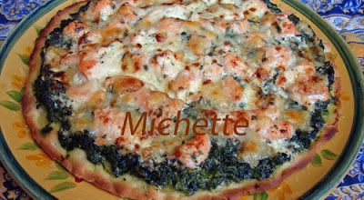 Pizza faite maison garnie aux épinards et saumon frais