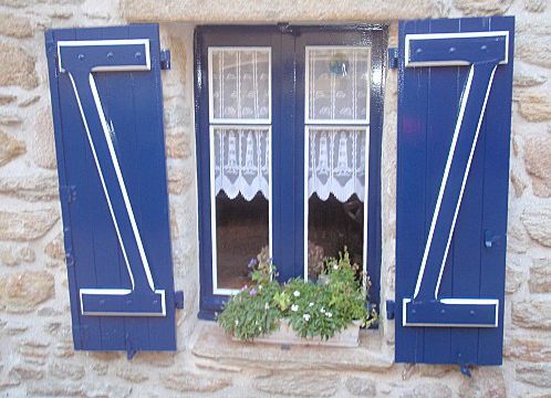 Pourquoi les volets et les portes sont peints en bleu en Bretagne ?