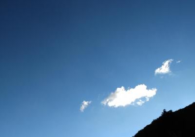 Couple de nuages (encore le ciel oui)