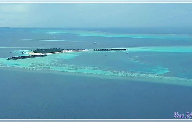 Dernier regard, à travers le hublot, sur l'îlot Moofushi - Atoll d'Ari - Maldives
