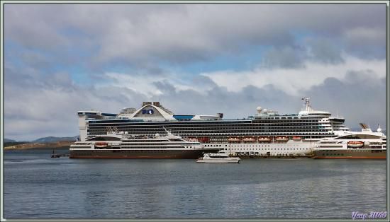 Notre navire, l'Austral, au mouillage dans le port d'Ushuaia - Terre de Feu - Argentine