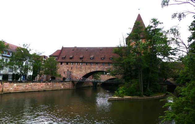 NUREMBERG - BALADE  AU  BORD  DE  LA  PEIGNITZ