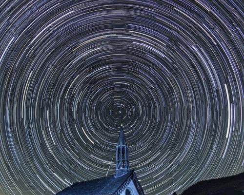 Filé d'étoiles et voie lactée sur la Chapelle des Vés (été 2020)