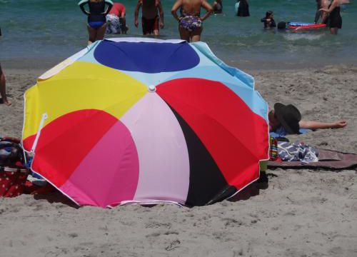 A l'ombre de mon parasol qui ne s'envole pas !
