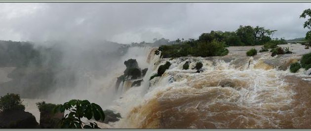 Nous terminons par la dernière plateforme, celle de Salto San Martin, et toujours sous la pluie ... - Chutes d'Iguazu - Puerto Iguazu - Argentine