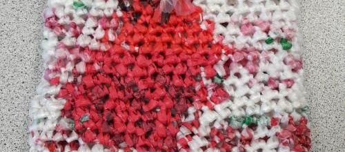 Un petit sac en plastique crocheté : essai de tache