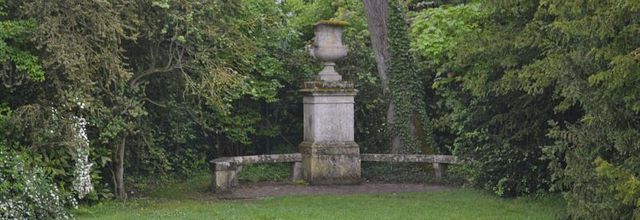 Rambouillet : Banc public et vasque de pierre