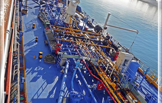 Nous ne profiterons pas longtemps de la vue sur le port car un ravitailleur en carburant vient s'amarrer juste sous notre cabine ... - Cape Town - Afrique du Sud