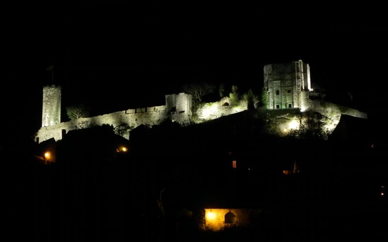 le chateau de Turenne la nuit 