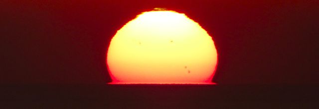 Un magnifique Soleil couchant couvert de taches solaires le 17 janvier 2025