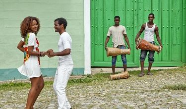 Tour du monde sur les pas endiablés de dix des danses les plus populaires du globe ...