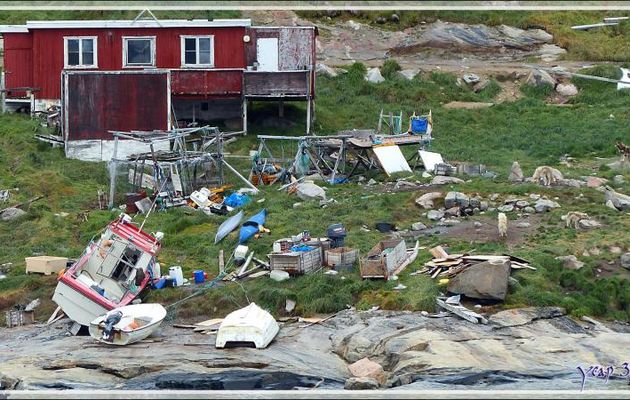 Les chiens et le "binz" autour des maisons de Kullorsuaq vus du pont de l'Austral - Upernavik - Groenland