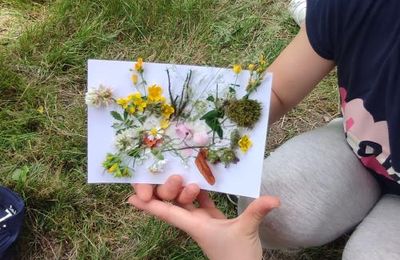 carte postale fleurie: une activité créative dehors