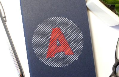Carnet monogramme personnalisé brodé main blanc et rouge - White and red hand embroidered personalized monogram notebook